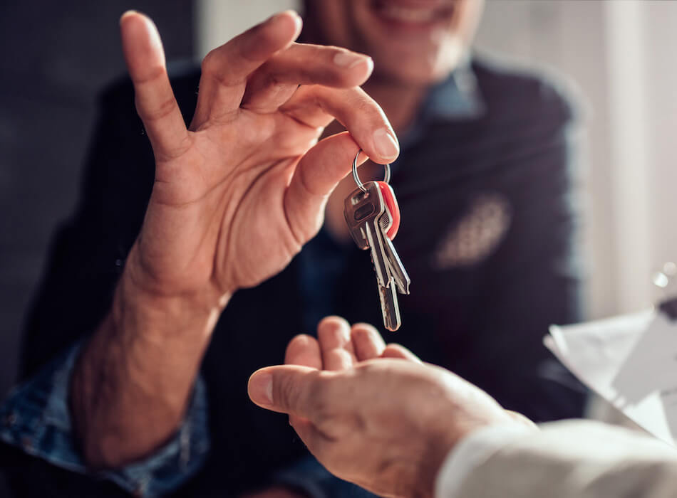 landlord-giving-tenant-key